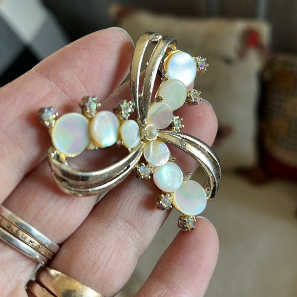 Vintage Mother-of-Pearl & Rhinestone Swirl Brooch – Silver Tone Statement Pin - Picture 7 of 9